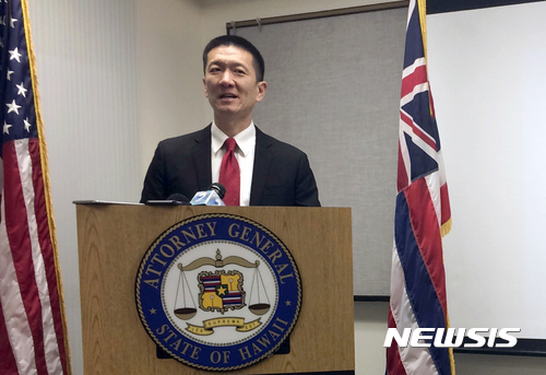 【호놀룰루=AP/뉴시스】미국 하와이 주정부가 도널드 트럼프 행정부의 반이민 수정 행정명령에 대해 소송을 제기하겠다는 입장을 7일(현지시간) 밝혔다 .사진은 지난 2월 3일 호놀룰루에서 기자회견을 하는 더그 친 주 법무장관. 2017.03.08