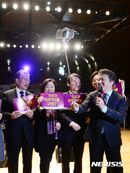 【서울=뉴시스】추상철 기자 = 세계 여성의 날 기념 제33회 한국여성대회 기념식 & 성평등정책토크가 열린 8일 오전 서울 중구 서울시청에서 문재인(왼쪽부터) 더불어민주당 전 대표, 심상정 정의당 대표, 안철수 국민의당 전 대표, 이재명 성남시장이 함께 '우리가 민주주의를 구한다' 피켓을 들고 기념촬영을 하고 있다. 2017.03.08. scchoo@newsis.com