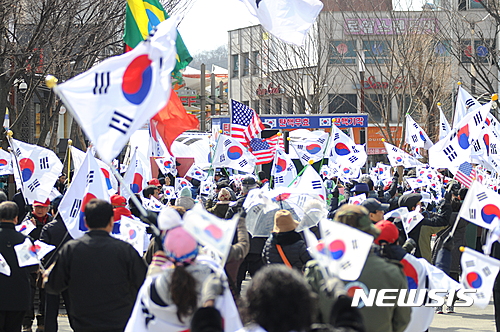 【전주=뉴시스】정경재 기자 = 8일 전북 전주시 오거리광장에서 '대통령 탄핵기각을 위한 국민총궐기 운동본부(탄기국)'이 주최한 태극기 집회가 열리고 있다. 전북에서 탄기국이 주최하는 태극기 집회가 열린 것은 이날이 처음이다. 2017.03.08.  jkj1122@newsis.com