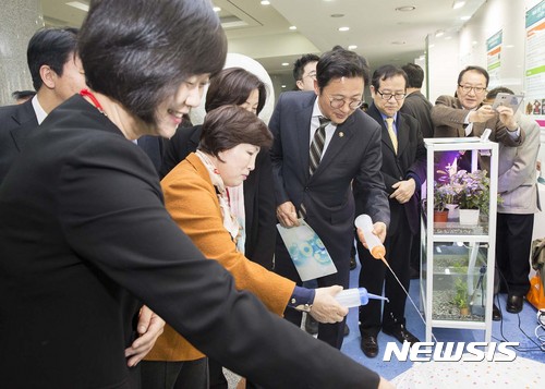 [서울=뉴시스] 이정섭 전 환경부 차관이 지난 2017년 3월8일 오후 서울 영등포구 국회 의원회관에서 열린 '2017 친환경제품 전시회' 개막식에 참석해 환경마크제품과 저탄소제품을 관람하고 있다. (사진=뉴시스 DB)