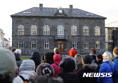 【레이캬비크=AP/뉴시스】아이슬란드 정부가 '세계여성의 날'을 맞아 세계 최초로 기업이 성별, 민족 국적과 관계없이 직원에게 동등한 임금을 지급한다고 증명하는 법안을 추진한다. 정부는 8일(현지시간) 이번 달 안에 이 법안을 의회에 제출할 예정이라고 밝혔다. 인구 약 33만명의 아이슬란드의 정부는 2022년까지 성별 임금 격차를 근절을 목표로 하고 있다. 아이슬란드 시민들이 지난 2016년 10월27일 레이캬비크에 있는 국회의사당을 구경하는 모습. 2017.03.09 