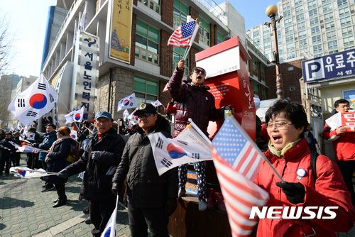 【서울=뉴시스】김진아 기자 = 박근혜 대통령 탄핵심판 선고를 하루 앞둔 9일 서울 종로구 헌법재판소 인근 노인복지회관 앞에서 '대통령 탄핵 기각을 위한 국민총궐기 운동본부' 관계자 등이 탄핵 저지 집회를 하고 있다. 2017.03.09.&nbsp; bluesoda@newsis.com