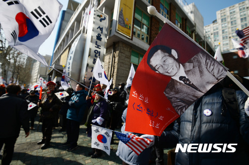 【서울=뉴시스】김진아 기자 = 박근혜 대통령 탄핵심판 선고를 하루 앞둔 9일 서울 종로구 헌법재판소 인근 노인복지회관 앞에서 '대통령 탄핵 기각을 위한 국민총궐기 운동본부' 관계자 등이 탄핵 저지 집회를 하고 있다. 2017.03.09.&nbsp; bluesoda@newsis.com