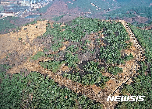 【대구=뉴시스】배소영 기자 = 9일 대구 북구청에 따르면 팔거산성과 구암동고분군의 역사적 가치가 재조명되고 있다. 사진은 팔거산성의 항공사진이다. 2017.03.09. (사진=대구 북구청 제공)   photo@newsis.com