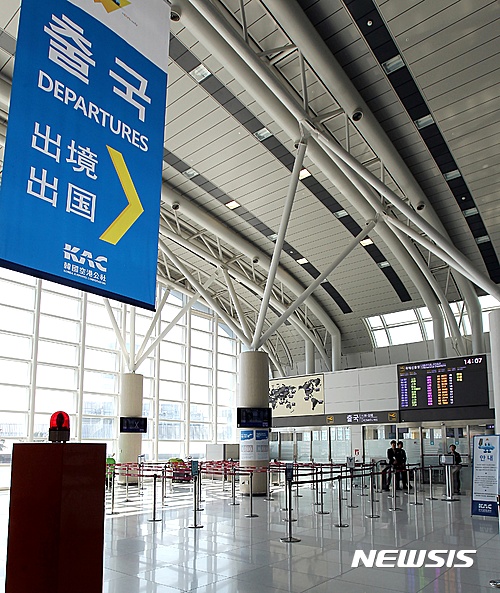 【제주=뉴시스】장재혁 기자 = 사드(THAAD·고고도 미사일 방어체계) 배치에 중국이 한국행 관광상품 판매를 전면 중단하는 등 보복 조치에 나선 가운데 9일 오후 중국인들로 가득했던 제주공항 국제선 출국장이 여느 때와 달리 썰렁하다.2017.03.09. jjhyej@newsis.com