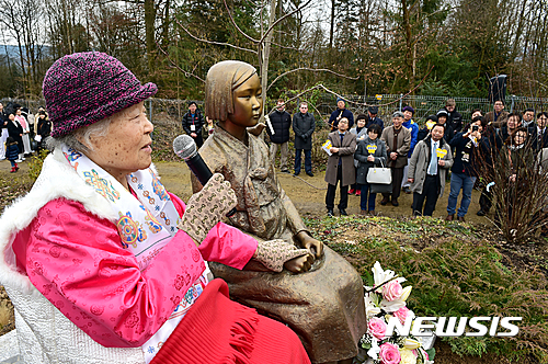 【수원=뉴시스】김경호 기자 = 안점순 위안부 할머니가 현지시간 8일 오후 3시께 독일 레겐스부르크시 인근 비젠트에 세워진 '평화의 소녀상' 옆에 앉아 소감을 발표하고 있다. 2017.03.09(사진= '독일 평화의 소녀상 수원시민 건립 추진위원회' 제공)&nbsp; photo@newsis.com 