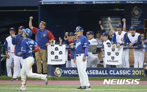 【서울=뉴시스】최진석 기자 = 9일 오후 서울 구로구 고척스카이돔에서 열린 2017 월드 베이스볼 클래식(WBC) A조 한국과 대만의 경기, 한국 9회초 2사 만루 2번타자 이용규가 좌익수 플라이 아웃된 뒤 아쉬워하는 표정 뒤로 대만 선수들이 기뻐하고 있다. 2017.03.09.&nbsp; myjs@newsis.com