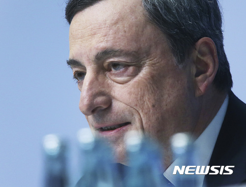 【프랑크푸르트=AP/뉴시스】마리오 드라기 유럽중앙은행 총재가 지난 3월 9일 정책이사회에서 기준금리 및 채권매입 부양책 유지를 결정한 뒤 기자회견에서 말하고 있다. 2017. 3. 9.