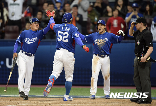 【서울=뉴시스】최진석 기자 = 9일 오후 서울 구로구 고척스카이돔에서 열린 2017 월드 베이스볼 클래식(WBC) A조 한국과 대만의 경기, 한국 연장 10회초 2사 1루 상황 대타 김태균이 투런 홈런을 날리며 득점 뒤 1루주자 손아섭, 김평호 코치와 기뻐하고 있다. 2017.03.09.&nbsp; myjs@newsis.com 