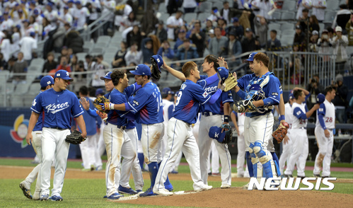 【서울=뉴시스】최진석 기자 = 9일 오후 서울 구로구 고척스카이돔에서 열린 2017 월드 베이스볼 클래식(WBC) A조 한국과 대만의 경기에서 11-8로 승리를 거둔 한국 선수들이 기뻐하고 있다. 2017.03.09. myjs@newsis.com