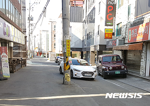 【경산=뉴시스】박준 기자 = 경북 경산시 대구대학교 인근 자취촌의 도로 한 가운데 전봇대가 버젓이 세워져 있어 자취생들과 주민들이 운전에 불편함을 느끼고 교통사고 위험에 노출돼 있다. 10일 경북 경산시 등에 따르면 대구대 인근 자취촌(경북 경산시 진량읍 평사리)의 한 도로 가운데에 있는 이 전봇대는 2006년부터 방치돼 있다. 2017.03.10&nbsp; june@newsis.com 