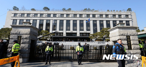 【서울=뉴시스】홍찬선 기자 = 인용이냐? 기각이냐? 헌재가 박근혜 대통령의 탄핵 심판을 앞두고 전 국민의 눈과 귀가 쏠린 10일 오전 서울 종로구 헌법재판소 앞 전경. 2017.03.10. mania@newsis.com