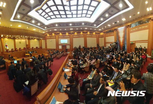 【서울=뉴시스】사진공동취재단 = 10일 오전 서울시 종로구 재동 헌법재판소 대심판정에서 박근혜 대통령탄핵심판 선고가 이정미 헌재소장 권한대행 주재로 열리고 있다. 2017.03.10.&nbsp;&nbsp; photo@newsis.com