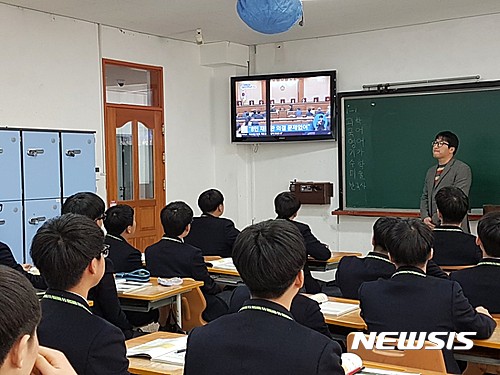 【전주=뉴시스】신동석 기자 = 10일 탄핵심판 결정 선고 방송을 전북 전주의 한 고등학교에서 학생들이 시청하고 있다. 앞서 전북도교육청은 '대통령 탄핵심판 결정 선고 방송'을 학생들도 시청할 수 있도록 각급 학교에 권고했다. 2017.03.10   sds4968@newsis.com