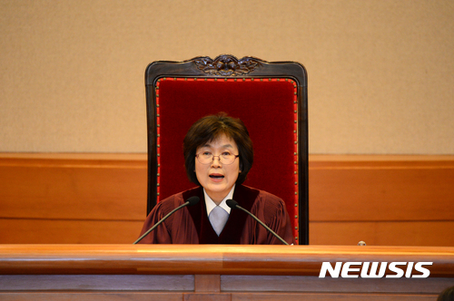 【서울=뉴시스】사진공동취재단 = 10일 오전 서울시 종로구 재동 헌법재판소 대심판정에서 이정미 헌재소장 권한대행이 박근혜 대통령탄핵심판 사건에 대해 선고하고 있다. 2017.03.10. photo@newsis.com