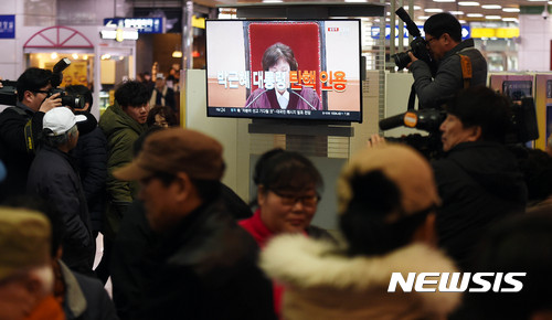 【수원=뉴시스】이정선 기자 = 10일 오전 경기 수원역 맞이방에서 시민들이 박근혜 탄핵 인용 선고 방송을 시청하고 있다. 2017.03.10.  ppljs@newsis.com