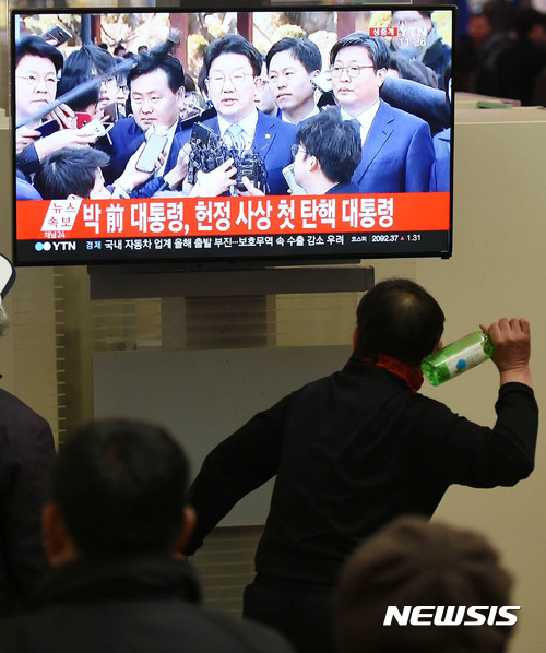 【수원=뉴시스】이정선 기자 = 10일 오전 경기 수원역 맞이방에서 박근혜 탄핵 인용 선고 방송을 시청하던 한 시민이 탄핵에 반대하며 난동을 부리고 있다. 2017.03.10.  ppljs@newsis.com