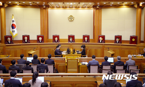 【AP/뉴시스】 = 10일 열린 한국의 역사적인 박근혜대통령 탄핵에 대한 판결을 앞두고 헌법 재판소의 재판관들이 법정에 착석해 있다. 재판부는 전국을 정치적 혼란으로 몰아넣고 가뜩이나 심한 극단적 대립을 심화시켰다는 이유로 박근혜 대통령의 공식 파면을 선고한다고 밝혔다.&nbsp;&nbsp;&nbsp; 