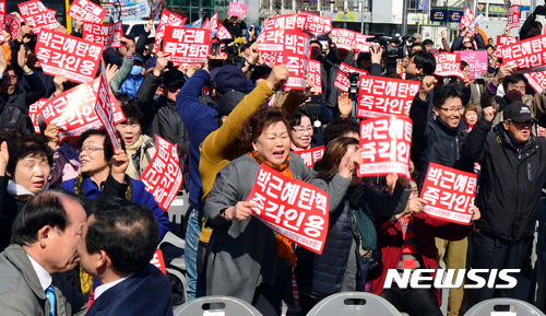 【광주=뉴시스】배동민 기자 = 10일 광주 동구 옛 전남도청 앞 5·18민주공장에서 광주 시민 200여명이 모여 대형 스크린으로 헌법재판소의 만장일치 박근혜 대통령 탄핵 인용 선고를 들은 뒤 환호하고 있다. 2017.03.10.  guggy@newsis.com