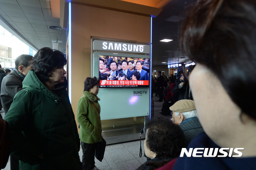 【서울=뉴시스】임태훈 기자 = 박근혜 전 대통령 탄핵심판 선고가 열린 10일 오전 서울 중구 서울역 대합실에서 시민들이 헌법재판소 대심판정에서 진행되는 탄핵심판 선고 생중계 방송을 시청하고 있다.&nbsp; 헌법재판소는 이날 오전 재판관 8명 전원의 일치된 의견으로 박 대통령 파면을 결정했다. 2017.03.10.&nbsp; taehoonlim@newsis.com