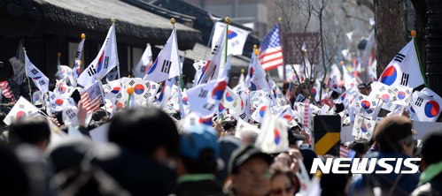 [서울=뉴시스]고범준 기자 = 박근혜 대통령 탄핵심판 선고를 앞둔 지난 2017년 3월10일 오전 서울 종로구 안국역 인근 거리에서 박 대통령 지지자들이 태극기를 흔들고 있다. 2017.03.10. bjko@newsis.com
