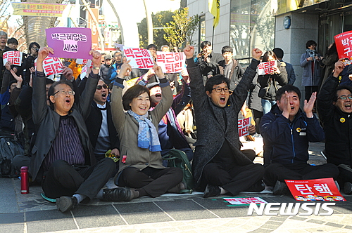 【전주=뉴시스】정경재 기자 = 박근혜 대통령 탄핵심판 선고일인 10일 전북 전주시 걷고싶은거리에 모인 시민들이 헌법재판소의 탄핵 인용이 결정되자 만세를 부르며 환호성을 지르고 있다. 이날 박 대통령에 대한 탄핵 인용 결정은 헌법재판관 8인의 만장일치로 내려졌다. 2017.03.10.&nbsp; jkj1122@newsis.com