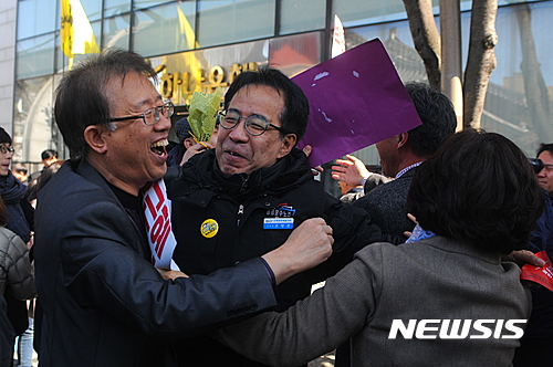 【전주=뉴시스】정경재 기자 = 박근혜 대통령 탄핵심판 선고일인 10일 전북 전주시 걷고싶은거리에 모인 시민들이 헌법재판소의 탄핵 인용이 결정되자 만세를 부르며 환호성을 지르고 있다. 이날 박 대통령에 대한 탄핵 인용 결정은 헌법재판관 8인의 만장일치로 내려졌다. 2017.03.10.&nbsp; jkj1122@newsis.com