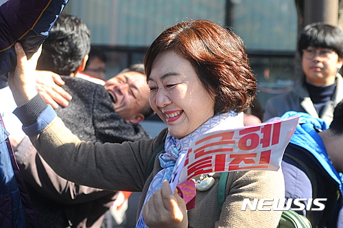 【전주=뉴시스】정경재 기자 = 박근혜 대통령 탄핵심판 선고일인 10일 전북 전주시 걷고싶은거리에 모인 시민들이 헌법재판소의 탄핵 인용이 결정되자 한 시민이 말을 잇지 못하고 눈을 감고 있다. 이날 박 대통령에 대한 탄핵 인용 결정은 헌법재판관 8인의 만장일치로 내려졌다. 2017.03.10.&nbsp; jkj1122@newsis.com