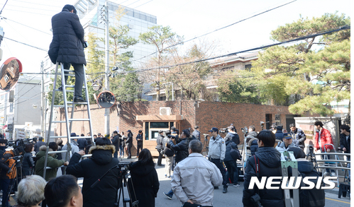 【서울=뉴시스】권현구 기자 = 헌법재판소가 만장일치로 탄핵 인용을 결정한 10일 오후 서울 강남구 삼성동 박근혜 전 대통령 사저 주변에 취재과 시민이 몰리고 있다. 2017.03.10.&nbsp; stoweon@newsis.com