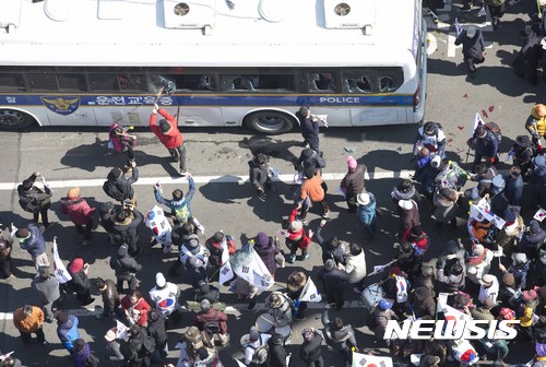 【서울=뉴시스】사진공동취재단 = 10일 오후 서울 재동 헌법재판소 앞에서 박근혜 대통령의 탄핵이 인용 되자 보수단체 회원들이 경찰버스를 부수고 있다. 2017.03.10.&nbsp;&nbsp; photo@newsis.com