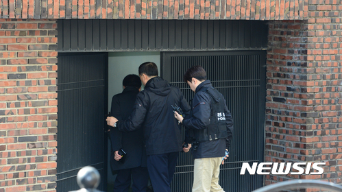 【서울=뉴시스】권현구 기자 = 헌법재판소가 만장일치로 탄핵 인용을 결정한 10일 오후 서울 강남구 삼성동 박근혜 전 대통령 사저로 청와대 경호팀과 총무 비서관실 직원들이 들어서고 있다. 2017.03.10.&nbsp;&nbsp; stoweon@newsis.com