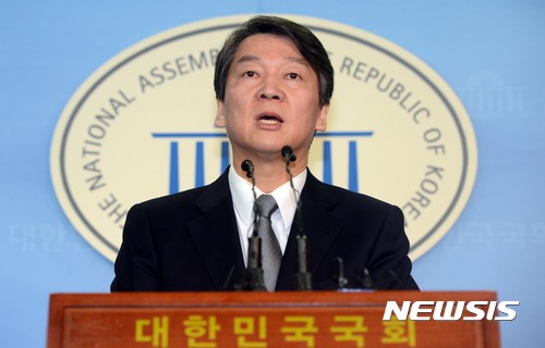 【서울=뉴시스】홍효식 기자 = 박근혜 전 대통령의 탄핵이 인용된 10일 오후 서울 여의도 국회 정론관에서 국민의당 안철수 전 대표가 기자회견을 하고 있다. 2017.03.10.   yesphoto@newsis.com