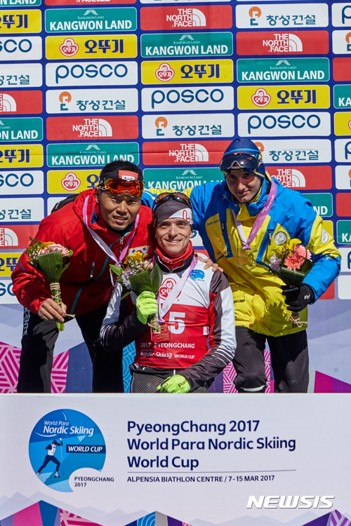 【서울=뉴시스】10일 강원도 평창 바이애슬론센터에서 열린 2017 세계장애인노르딕스키월드컵 바이애슬론 스프린트 종목에서 은메달을 획득한 신의현이 기뻐하고 있다. 2017.03.10. (사진=대한장애인체육회 제공)&nbsp;&nbsp; photo@newsis.com