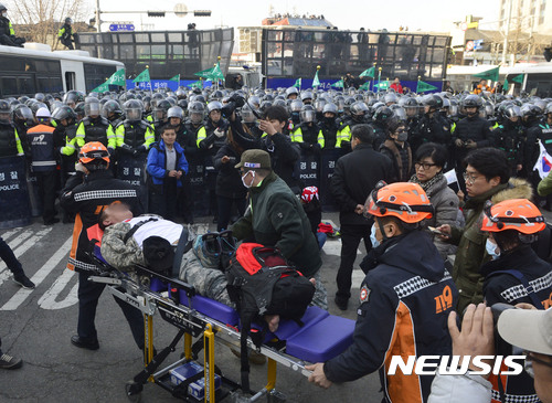 【서울=뉴시스】최동준 기자 = 헌법재판소에서 박근혜 전 대통령 파면이 결정된 10일 서울 종로구 헌법재판소 인근에서 박 전 대통령 지지자가 시위를 하던 중 구급차에 실려가고 있다. 2017.03.10.  photocdj@newsis.com