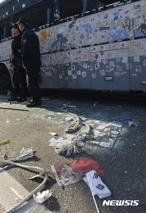 【서울=뉴시스】최동준 기자 = 10일 서울 종로구 안국역 앞 경찰 버스가 탄핵 인용 항의 시위대로 인해 부서져 있다. 2017.03.10.&nbsp; photocdj@newsis.com