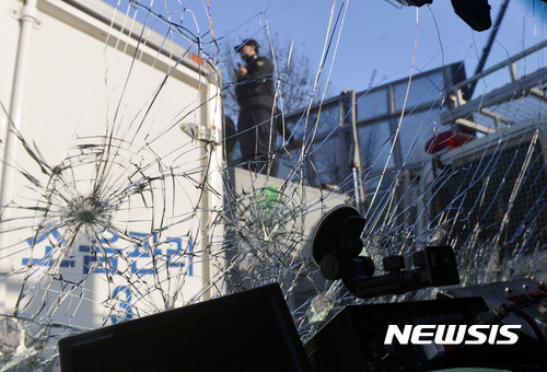【서울=뉴시스】최동준 기자 = 10일 서울 종로구 안국역 앞 경찰 버스가 탄핵 인용 항의 시위대로 인해 유리창이 깨져 있다. 2017.03.10. photocdj@newsis.com