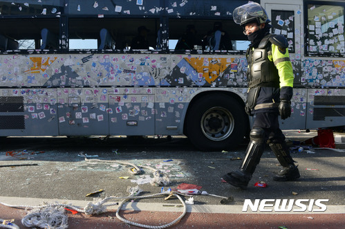 【서울=뉴시스】최동준 기자 = 10일 서울 종로구 안국역 앞 경찰 버스가 탄핵 인용 항의 시위대로 인해 부서져 있다. 2017.03.10.  photocdj@newsis.com