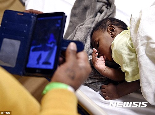 【서울=뉴시스】손가락 빨면서 자고있는 카터의 모습.(사진출처: 데일리메일) 2016.03.10.