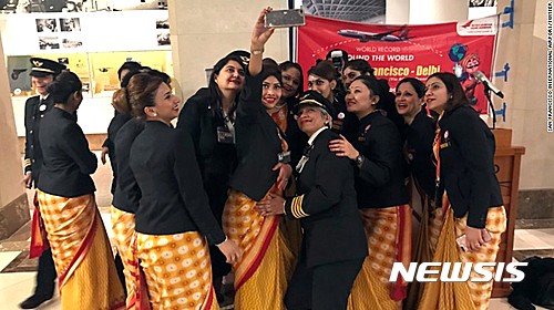【서울=뉴시스】에어 인디아 여성 승무원들이 지난달 27일 세계 일주 기록 비행 중 미국 샌프란시스코 공항에 도착해 인증샷을 찍고 있다. 인도 항공사인 에어 인디아에서 여성 조종사와 여성 승무원으로만 구성된 팀이 '세계 여성의 날'을 맞아 전 세계를 여행하는 세계 신기록을 세웠다. 2017.03.10 (사진 출처: CNN 인터넷판)