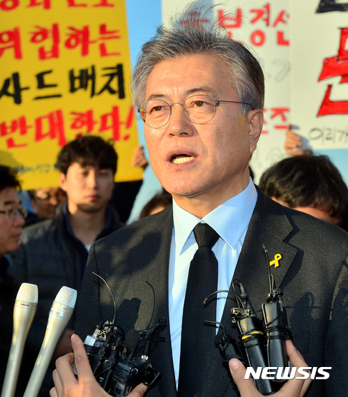 【진도=뉴시스】류형근 기자 = 더불어민주당 문재인 전 대표가 10일 오후 세월호 미수습자 가족이 머물고 있는 전남 진도군 팽목항에서 기자들과 인터뷰를 하고 있다. 2017.03.10.&nbsp; hgryu77@newsis.com