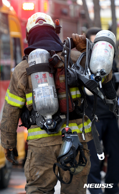 【서울=뉴시스】임태훈 기자 = 소방관들이 화재현장에서 메는 산소통에 대기 중의 공기를 압축해 주입하는 공기압축기를 교육환경보호구역 안에 설치할 수 있게 된다. 2017.03.10. taehoonlim@newsis.com