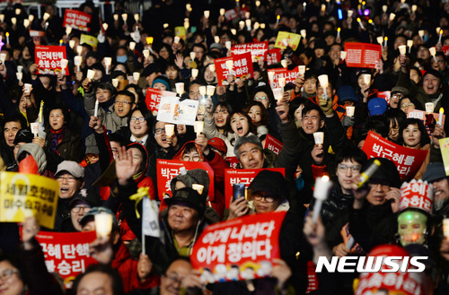 【서울=뉴시스】김진아 기자 = 헌법재판소가 박근혜 전 대통령의 탄핵 '인용' 선고를 내린 10일 오후 서울 광화문광장에서 ‘촛불 승리, 탄핵 축하’ 촛불문화제가 열리고 있다. 2017.03.10.  bluesoda@newsis.com