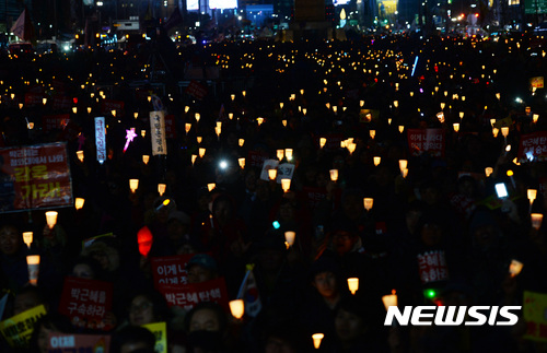 【서울=뉴시스】김진아 기자 = 헌법재판소가 박근혜 전 대통령의 탄핵 '인용' 선고를 내린 10일 오후 서울 광화문광장에서 ‘촛불 승리, 탄핵 축하’ 촛불문화제가 열리고 있다. 2017.03.10.  bluesoda@newsis.com