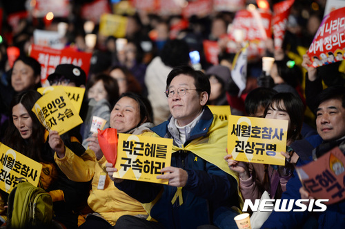 【서울=뉴시스】김진아 기자 = 헌법재판소가 박근혜 전 대통령의 탄핵 '인용' 선고를 내린 10일 오후 서울 광화문광장에서 열린 ‘촛불 승리, 탄핵 축하’ 촛불문화제에 이재명 성남시장이 참석하고 있다. 2017.03.10.  bluesoda@newsis.com