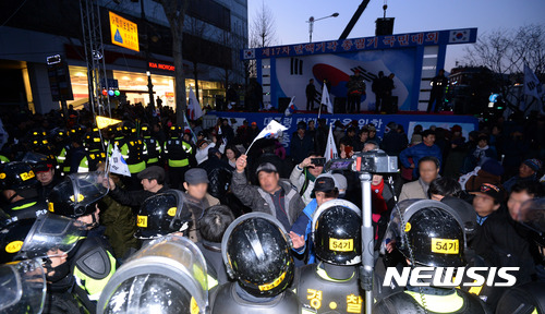 【서울=뉴시스】김선웅 기자 = 헌법재판소가 박근혜 전 대통령에 대한 탄핵을 인용 결정한 10일 오후 서울 종로구 안국역 사거리에서 탄핵에 반대하는 시민들이 경찰에 둘러싸여 있다. 2017.03.10. mangusta@newsis.com