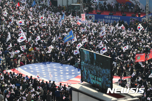 【서울=뉴시스】사진공동취재단 = 박근혜 대통령 탄핵무효 국민저항 총궐기 국민대회가 11일 오후 서울 시청 앞 서울광장에서 열리고 있다. 2017.03.11.   photo@newsis.com