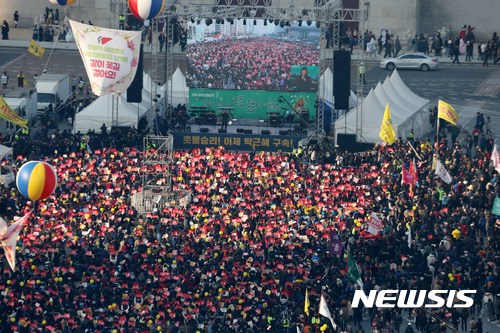 【서울=뉴시스】사진공동취재단 = 박근혜정권퇴진국민행동이 11일 오후 서울 광화문광장에서 연 20차 촛불집회에 참가한 시민들이 박근혜 대통령 탄핵을 축하하는 붉은 팻말을 들어올리고 있다. 2017.03.11.   photo@newsis.com 