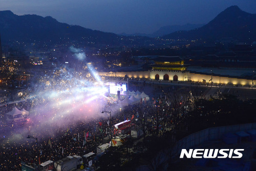 [서울=뉴시스]최동준 기자 = 지난 2017년 3월11일 서울 광화문광장에서 열린 박근혜 정권 퇴진행동 주최, 20차 촛불집회에서 촛불 승리 폭죽이 터지고 있다. 2017.03.11. photocdj@newsis.com