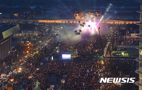 【서울=뉴시스】사진공동취재단 = 11일 오후 서울 광화문광장에서 열린 탄핵 환영 촛불집회에서 참가자들이 탄핵인용 결정을 축하하는 폭죽을 터뜨리고 있다. 2017.03.11.&nbsp;&nbsp; photo@newsis.com