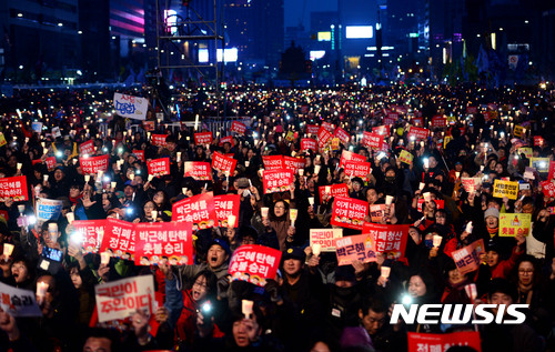 【서울=뉴시스】추상철 기자 = 박근혜 전 대통령의 탄핵선고 이틀째인 11일 오후 서울 종로구 광화문광장에서 열린 마지막 촛불집회에서 참가자들이 '촛불승리'를 외치고 있다. 2017.03.11. scchoo@newsis.com